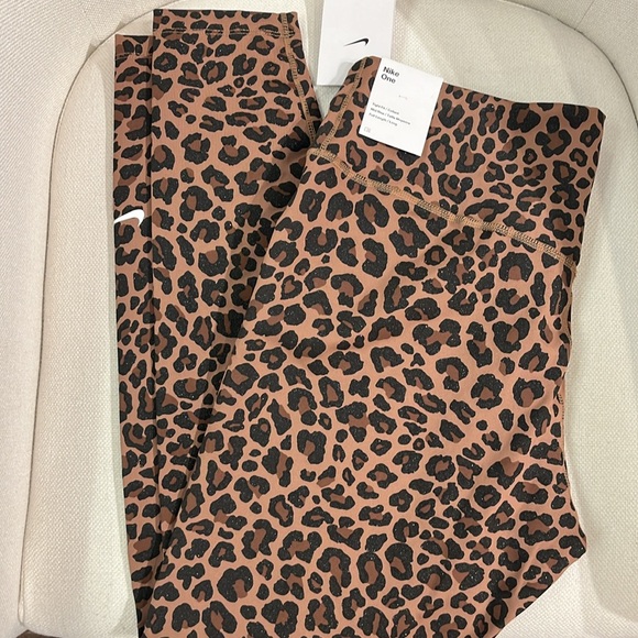 NWT Women's Nike Leopard glitter leggings large - Picture 3 of 5
